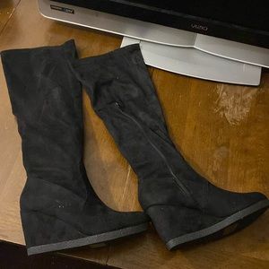 I’m selling black suede boots, they are brand new never worn.